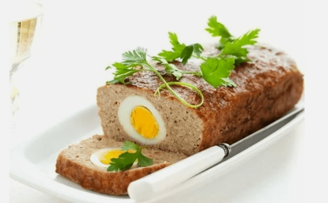 Roll of meat with an egg in the ducan diet
